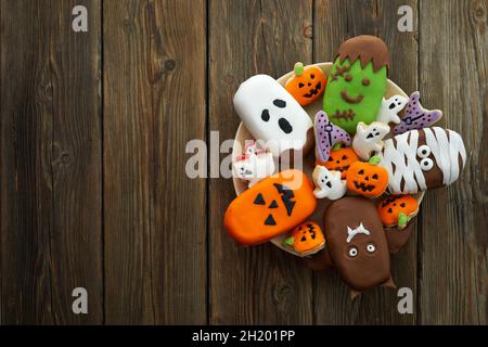 Ensemble de crème glacée et de biscuits avec le visage de caractère d'halloween sur fond de bois rustique.Arrière-plan de la fête d'Halloween Banque D'Images