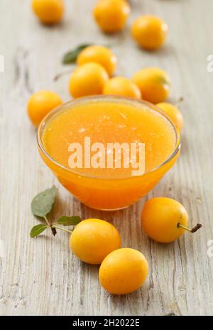 Confiture de prunes jaune dans un bol en verre Banque D'Images