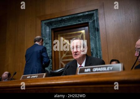 Le sénateur américain Mike Crapo (républicain de l'Idaho), membre du classement du Comité des finances du Sénat américain, interroge Chris Magnus lorsqu'il comparaît devant une audience du Comité des finances du Sénat des États-Unis pour examiner sa nomination au poste de commissaire des douanes et de la protection des frontières des États-Unis,Département de la sécurité intérieure à Capitol Hill, Washington, DC, le mardi 19 octobre 2021.(Photo de Rod Lamkey/Pool/Sipa USA) Banque D'Images