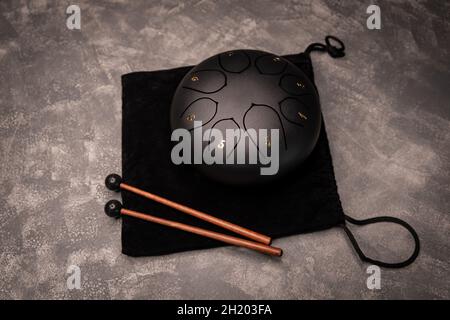 Instrument de musique.Instrument de musique, glumophone, tambour de langue métallique Banque D'Images