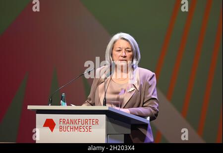 19 octobre 2021, Hessen, Francfort-sur-le-main : Mary May Simon, gouverneure générale du Canada, parle lors de la cérémonie d'ouverture de la Foire du livre de Francfort à la Festhalle.L'invité d'honneur de cette année est le Canada.Photo: Arne Dedert/dpa Banque D'Images