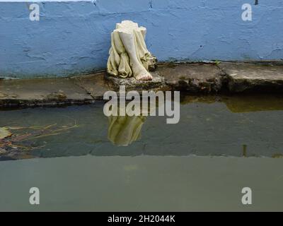 Un parc à thème délavé au bord de la rivière Wye.Des statues en béton brisé, des bâtiments miniatures en béton hors de l'échelle, des gnomes de jardin en colère, une balade folle sur un canard en fibre de verre.Tous s'ajoutent à une expérience désolarante pour les mobil-homes à proximité. Banque D'Images