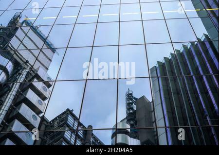 Lloyd's de Londres et les bâtiments Willis se reflètent dans la façade en verre du bâtiment Scalpel sur Lime Street, City of London, Angleterre. Banque D'Images