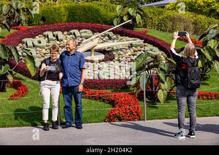 Touristes à l'horloge fleurie de l'horloge fleurie, jardin Anglais, Genève, Suisse. Banque D'Images