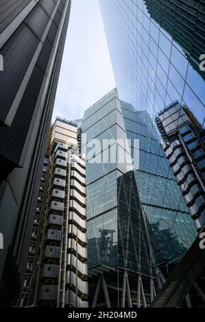 En regardant les blocs de bureaux de Willis Towers Watson, Lloyd's, le Cheesegrater et le Scalpel; City of London, Angleterre. Banque D'Images