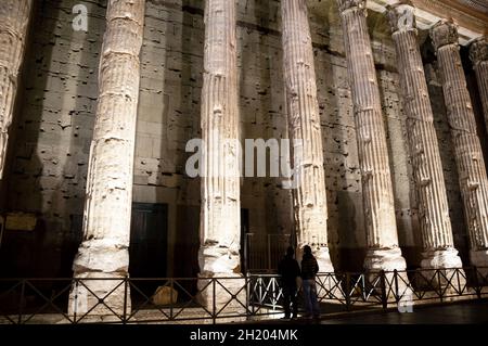 Colonnes corinthiennes du Temple Hadrien dans le centre antique de Rome, Italie. Banque D'Images