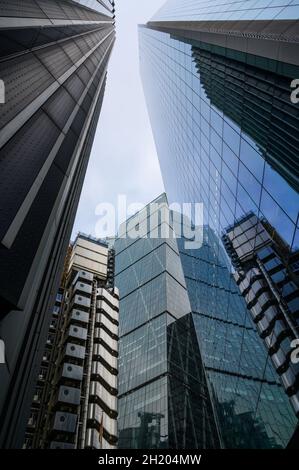 En regardant les blocs de bureaux de Willis Towers Watson, Lloyd's, le Cheesegrater et le Scalpel; City of London, Angleterre. Banque D'Images