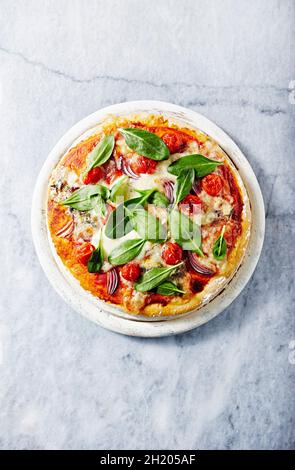 Pizza à la mozzarella et gorgonzolla garnie de feuilles d'épinards Banque D'Images