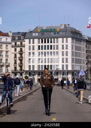 Homme en scooter électrique sur Pont de la machine, Genève, Suisse Banque D'Images