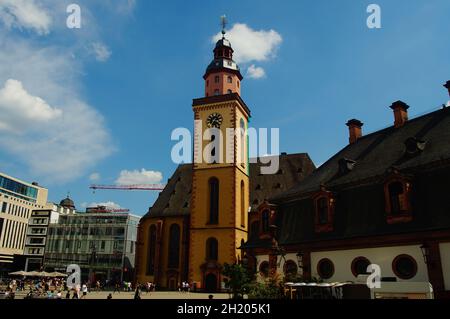 FRANCFORT, ALLEMAGNE - 03 juillet 2021 : Katharinenkirche, église Sainte-Catherine, à Francfort, Hauptwache en face de celle-ci sur la droite.Un contraste exceptionnel Banque D'Images