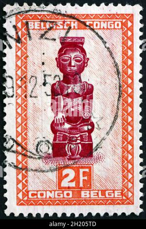 CONGO BELGE - VERS 1948 : un timbre imprimé au Congo belge montre Ndoha, figure du roi tribal, tribu baluba, vers 1948 Banque D'Images