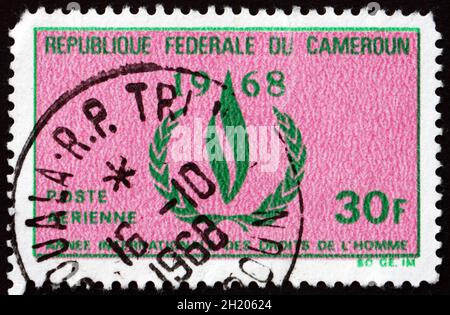 CAMEROUN - VERS 1968 : un timbre imprimé au Cameroun montre la flamme des droits de l'homme, vers 1968 Banque D'Images