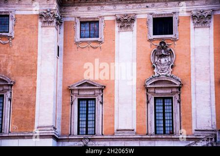 Pilastres corinthiens et fenêtres carrées en bas relief dans la Rome de la Renaissance italienne, Italie. Banque D'Images