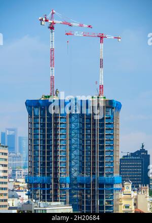 Deux grands gratte-ciel sont en construction sur la Plaza de Colon à Madrid. Banque D'Images