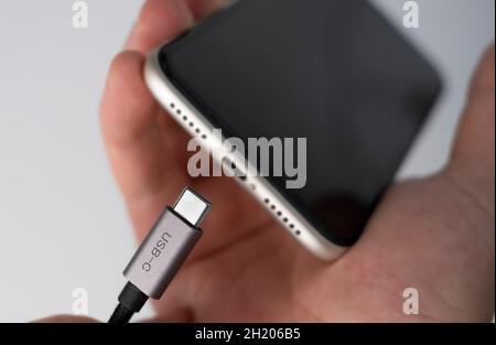 Tentative d'insertion de l'usb c dans le port Lightning. Banque D'Images