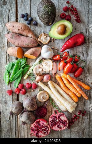 Un arrangement de légumes, champignons et fruits (vu d'en haut) Banque D'Images