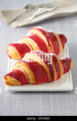 Croissants aux fraises Banque D'Images