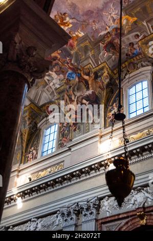 St Ignace à Rome, Italie fresque, fenêtres cintrées, brûleur d'encens et frise. Banque D'Images