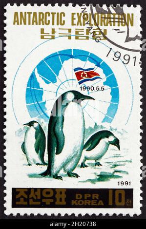 CORÉE DU NORD - VERS 1991 : un timbre imprimé en Corée du Nord montre les pingouins, exploration de l'Antarctique, vers 1991 Banque D'Images