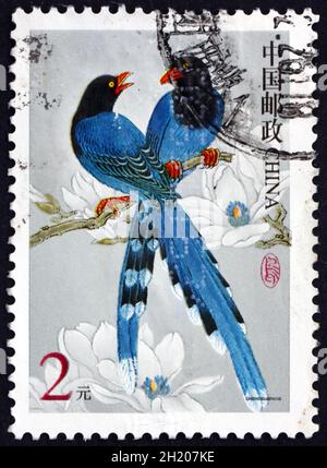 CHINE, RÉPUBLIQUE POPULAIRE DE - VERS 2000 : un timbre imprimé en Chine montre le magpie bleu de Taïwan, urocissa caerulea, oiseau, vers 2000 Banque D'Images