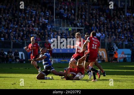 The Recreation Ground, Bath, Angleterre, Royaume-Uni.17 octobre 2021.Jonathan Joseph, de Bath Rugby, est abordé par Ben Earl de Saracens lors du match Gallagher en anglais Premiership entre Bath Rugby et Saracens: Credit: Ashley Western/Alay Live News Banque D'Images