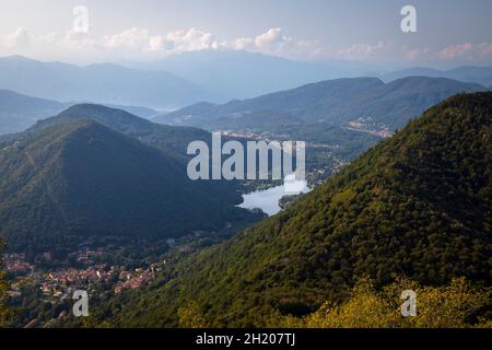 Vue depuis le sommet de la montagne Poncione di Ganna vers Valganna.Cuasso al Monte, quartier de Varèse, Lombardie, Banque D'Images