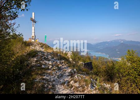 Vue depuis le sommet du Poncione di Ganna vers le canton du Tessin en Suisse et le lac de Lugano.Cuasso al Monte, quartier de Varèse, Lombardie, Italie. Banque D'Images