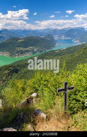 Vue sur le lac Ceresio depuis les fortifications de Linea Cadorna sur Monte Orsa et Monte Pravello.Viggiù, quartier de Varèse, Lombardie, Italie. Banque D'Images