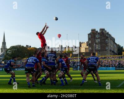 The Recreation Ground, Bath, Angleterre, Royaume-Uni.17 octobre 2021.Andy Christie de Saracens réclame une ligne lors du match Gallagher English Premiership entre Bath Rugby et Saracens: Crédit: Ashley Western/Alay Live News Banque D'Images