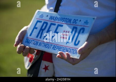 Washington, États-Unis.19 octobre 2021.Les participants à un rassemblement d'électeurs de la Ligue des femmes ont des signes en faveur de la création d'un Etat de DC devant le Capitole des États-Unis à Washington, DC., le mardi 19 octobre 2021.Photo de Bonnie Cash/UPI Credit: UPI/Alay Live News Banque D'Images