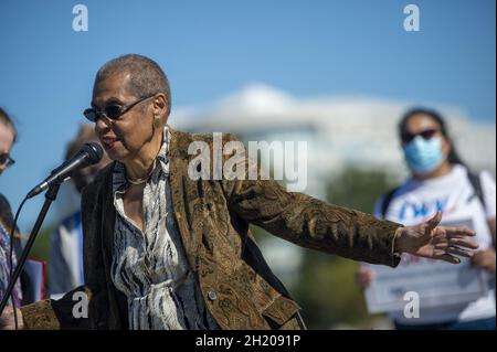 Washington, États-Unis.19 octobre 2021.La déléguée du district de Columbia à la Chambre des représentants Eleanor Holmes Norton, D.C., prend la parole lors d'un rassemblement d'électeurs de la Ligue des femmes pour la création d'un État de Washington devant le Capitole des États-Unis, à Washington, D.C., le mardi 19 octobre 2021.Photo de Bonnie Cash/UPI.Crédit : UPI/Alay Live News Banque D'Images