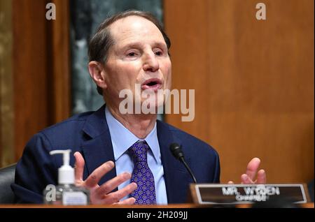 Le sénateur Ron Wyden, D-OR, parle lors de l'audience du Comité des finances du Sénat sur la nomination de Chris Magnus au poste de prochain commissaire des douanes et de la protection des frontières des États-Unis dans l'édifice Dirksen du Bureau du Sénat à Capitol Hill, à Washington, DC, le 19 octobre 2021.Photo de Mandel NGAN/Pool/ABACAPRESS.COM Banque D'Images