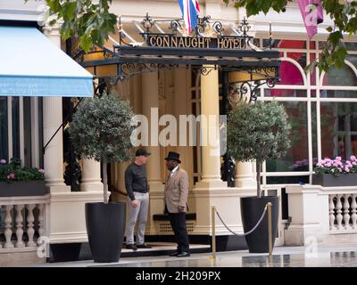 L'hôtel de luxe cinq étoiles Connaught, situé à Mayfair, Londres.L'hôtel est détenu et géré par Maybourne Hotel Group.Carl Holness le portier est vu accueillir les clients Banque D'Images