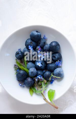 Bleuets avec Forget-me-pas dans un bol Banque D'Images