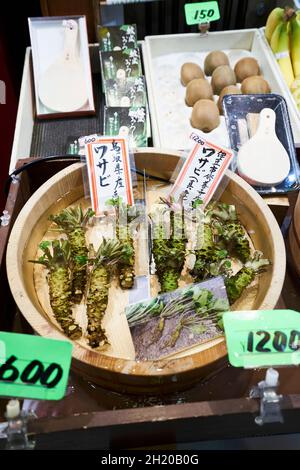 Légumes-racines au marché de Nishiki à Kyoto, au Japon Banque D'Images