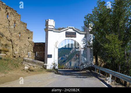 GUNIB, RUSSIE - 26 SEPTEMBRE 2021 : l'ancienne porte de l'Imam Shamil dans la forteresse de Gunib.Dagestan Banque D'Images