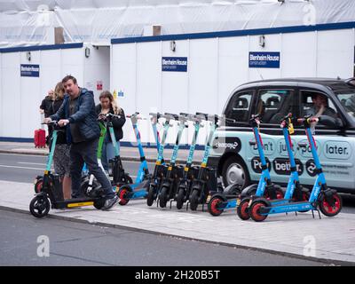 Location de scooters Tier et Lime Electric dans Mayfair London Street, les clients louent des scooters sur réservation centrale Banque D'Images