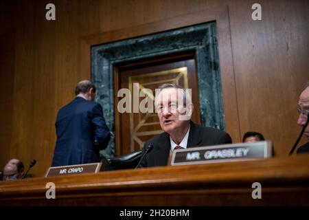 Washington, Vereinigte Staaten.19 octobre 2021.Le sénateur américain Mike Crapo (républicain de l'Idaho), membre du classement du Comité des finances du Sénat américain, interroge Chris Magnus lorsqu'il comparaît devant une audience du Comité des finances du Sénat des États-Unis pour examiner sa nomination au poste de commissaire des douanes et de la protection des frontières des États-Unis,Département de la sécurité intérieure à Capitol Hill, Washington, DC, le mardi 19 octobre 2021.Crédit : Rod Lamkey/Pool via CNP/dpa/Alay Live News Banque D'Images