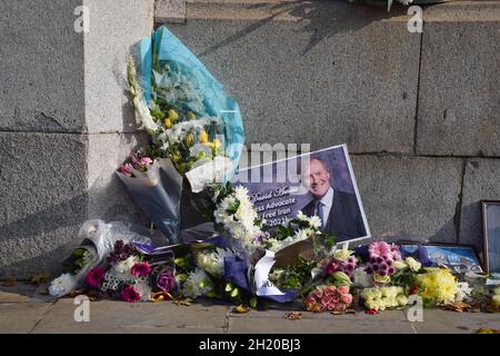 Londres, Royaume-Uni.19 octobre 2021.Fleurs et hommages au député conservateur Sir David Amess vu à l'extérieur des chambres du Parlement. Sir David Amess a été assassiné le 15 octobre 2021 à Leigh-on-Sea et le suspect, un homme britannique d'origine somalienne, a été arrêté et détenu en vertu de la loi sur le terrorisme.Crédit : SOPA Images Limited/Alamy Live News Banque D'Images
