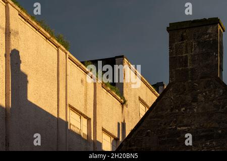 18 octobre 2021.Elgin, Moray, Écosse, Royaume-Uni.C'est le dernier jour où le soleil se couche sur les édifices du centre-ville d'Elgin. Banque D'Images