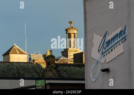 18 octobre 2021.Elgin, Moray, Écosse, Royaume-Uni.C'est le dernier jour où le soleil se couche sur les édifices du centre-ville d'Elgin. Banque D'Images