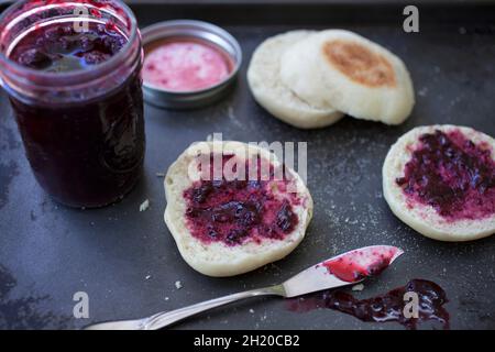 Confiture de myrtilles maison avec muffins anglais fraîchement cuits Banque D'Images