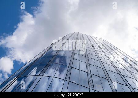 Nuages reflétant l'extérieur en verre de One Blackfriars, Londres Angleterre Royaume-Uni Banque D'Images