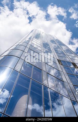 Nuages reflétant l'extérieur en verre de One Blackfriars, Londres Angleterre Royaume-Uni Banque D'Images