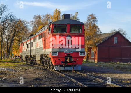 SORTAVALA, RUSSIE - 07 OCTOBRE 2021 : gros plan de la locomotive diesel de fret 2TE116 de l'Union soviétique, un après-midi d'octobre Banque D'Images