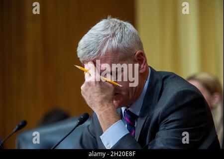 Le sénateur des États-Unis Bill Cassidy (républicain de la Louisiane) interroge Chris Magnus lorsqu'il comparaît devant un comité du Sénat des États-Unis sur les finances pour étudier sa nomination au poste de commissaire des douanes et de la protection des frontières des États-Unis, Département de la sécurité intérieure, à Capitol Hill, à Washington, DC, le mardi 19 octobre 2021.(Photo de Rod Lamkey/Pool/Sipa USA) crédit: SIPA USA/Alay Live News Banque D'Images