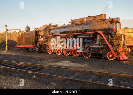 SORTAVALA, RUSSIE - 07 OCTOBRE 2021 : ancienne locomotive à vapeur de fret soviétique L-4429 sur la station Sortavala, le matin ensoleillé d'octobre Banque D'Images