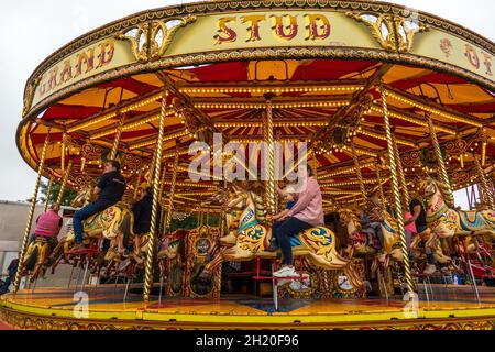 Orgue et machine à vapeur vintage Steam Gallopers joyeux-Go-round avec des chevaux lors d'une promenade au parc d'expositions au salon agricole de Gransden près de Cambridge Angleterre Banque D'Images