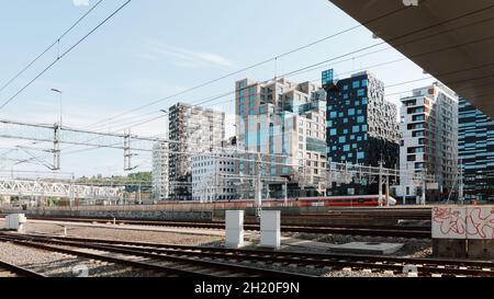 Oslo sentralstasjon / Oslo S / Oslo Central Station, regardant les lignes de train pour le projet de développement de code à barres Banque D'Images