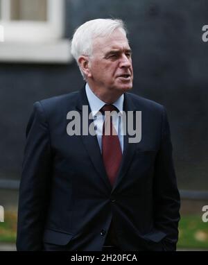 Londres, Angleterre, Royaume-Uni.19 octobre 2021.L'ancien Shadow Chancellor et député travailliste JOHN MCDONNELL est vu à Downing Street.Des centaines de membres du personnel scolaire qui ont soutenu des députés britanniques ont défilé sur Downing Street et ont remis une pétition au 11 Downing Street demandant au chancelier Rishi Sunak de ''˜prendre des mesures urgentes' pour financer des écoles maternelles.La pétition a été signée par 1,400 dirigeants d'écoles, du personnel et des éducateurs de presque toutes les écoles maternelles maintenues dans le pays.Les MNS sont financés et contrôlés par les autorités locales et fournissent une éducation préscolaire de haute qualité, généralement moi Banque D'Images